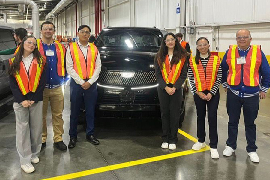 De izquierda a derecha: Alexa Escalona, Carlos Osorio, Fernando G&oacute;mez, Paulina Parra, Lizbeth Gonz&aacute;lez y Andr&eacute;s Garc&iacute;a en su visita a una f&aacute;brica de GM.