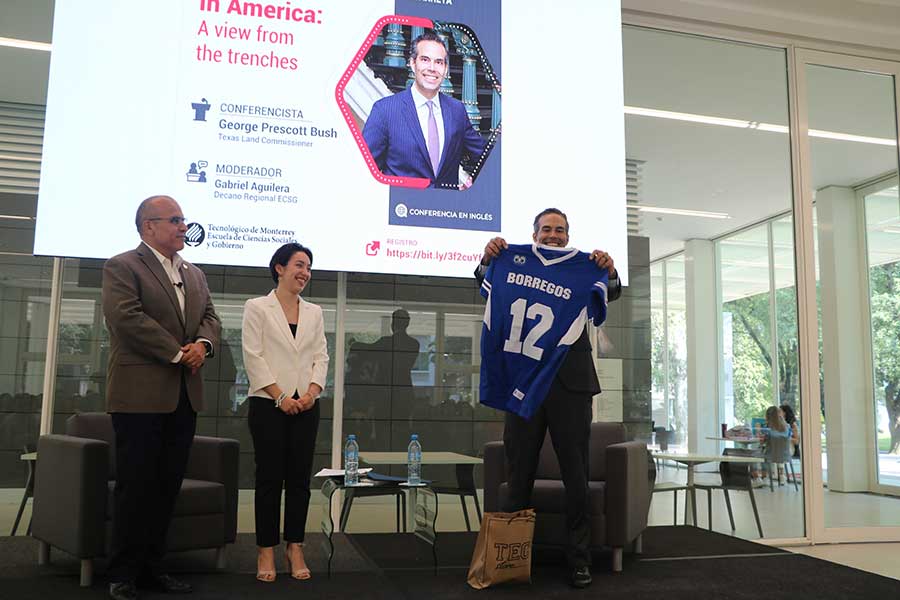 Al finalizar el conversatorio el comisionado recibió un jersey oficial de Borregos.