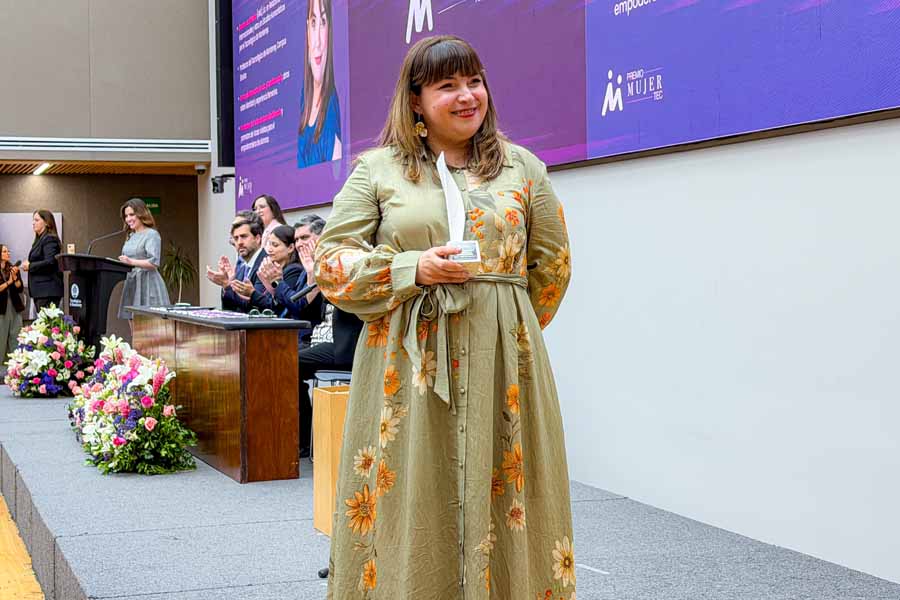 Profesora Georgina Gonz&aacute;lez, posando junto a su Premio Mujer Tec. Foto: Everth Ba&ntilde;uelos