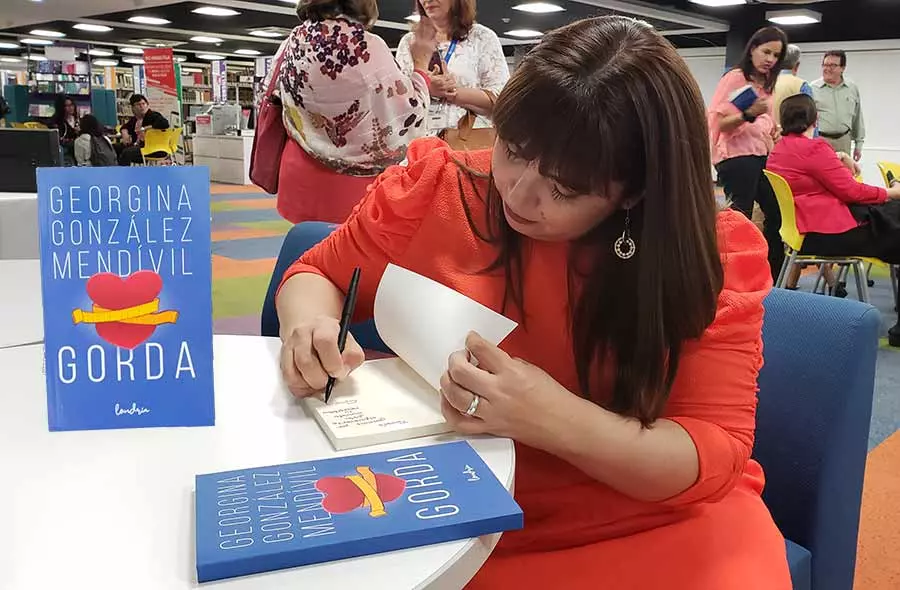 georgina gonzalez firmando libro gorda