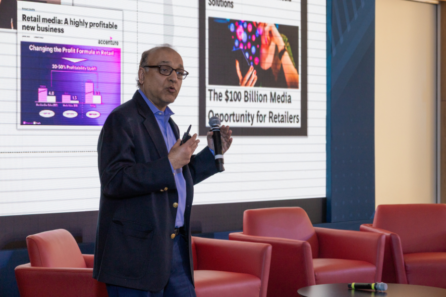 Dhruv Grewal present&oacute; los resultados de su investigaci&oacute;n sobre el impacto de las pantallas digitales y la IA en el punto de venta.