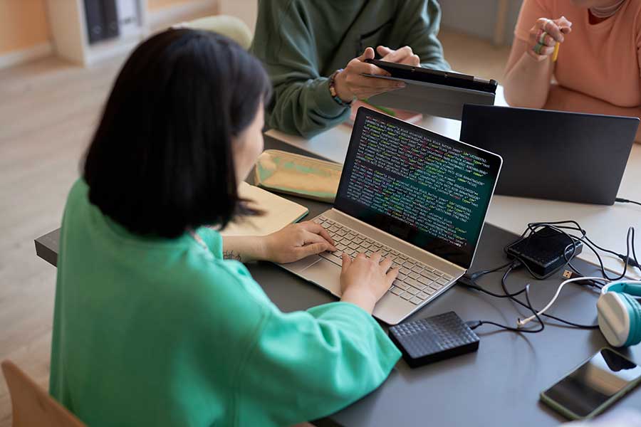 Estudiante en computadora, análisis de datos.