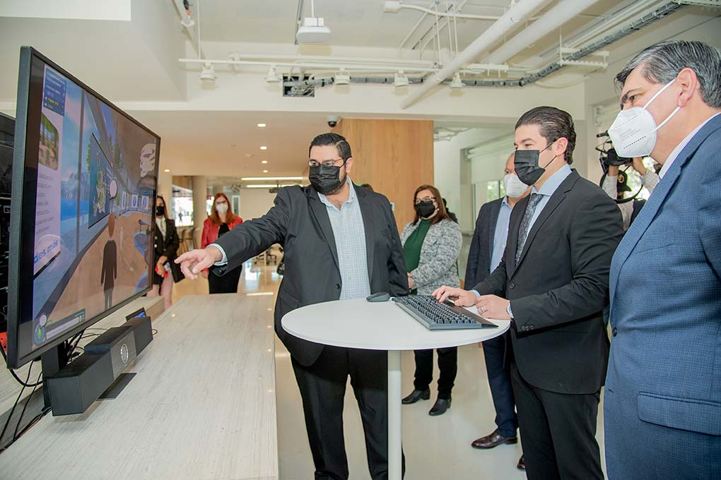 ​​​​​​Gobernador de Nuevo León, Samuel García, visita el Tec de Monterrey y ve la tecnología de metaverso y clases virtuales.