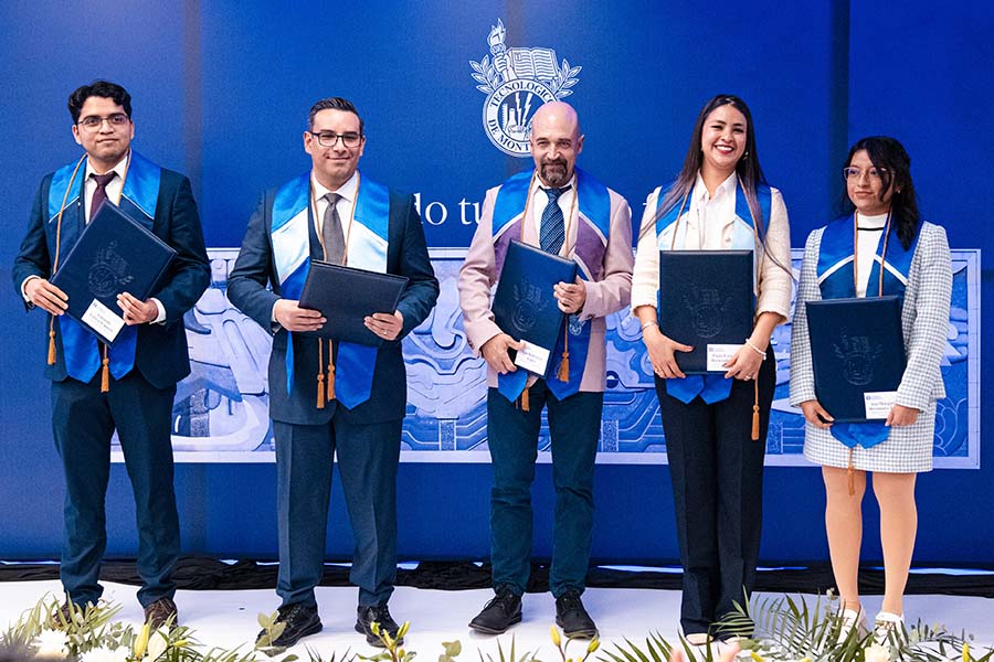 El Tec de Monterrey en Torreón gradúa a profesionistas y maestros con mencioens honoríficas de excelencia