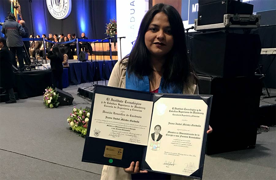 Isabel durante su graduación de maestría en el Tec de Monterrey