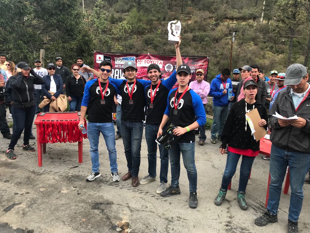 Los alumnos del Tec de Monterrey con su trofeo del primer lugar. 