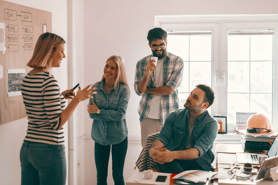 grupo de personas discutiendo proyecto