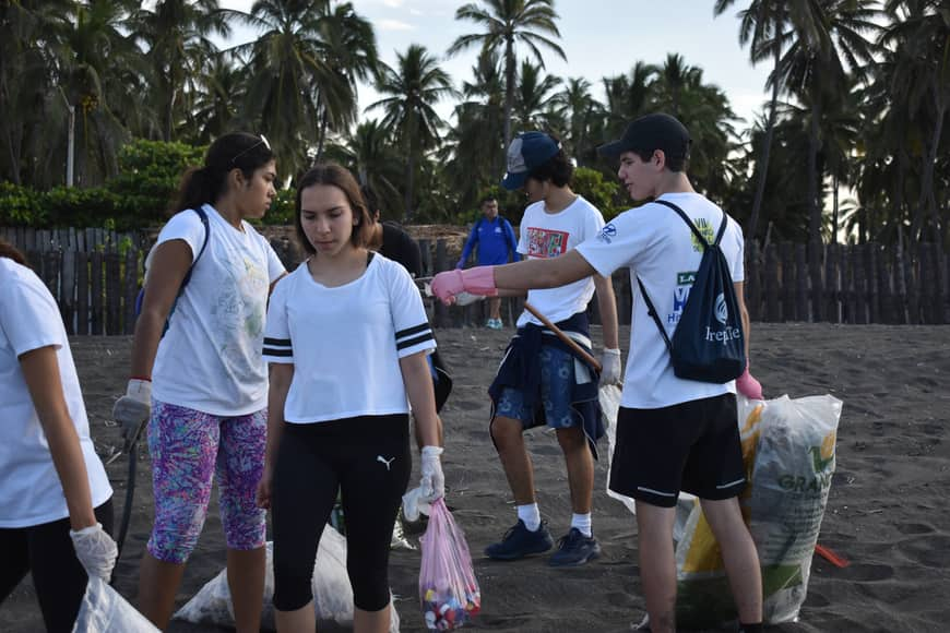 Grupo ecológico de PrepaTec Colima limpia playas de Tecomán