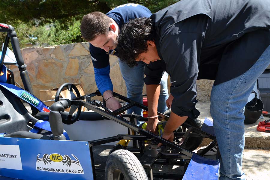 Estudiantes del Tec de Monterrey campus Laguna y uno de sus autos en su primera participación de Gravity Race Car como grupo estudiantil Escudería Laguna