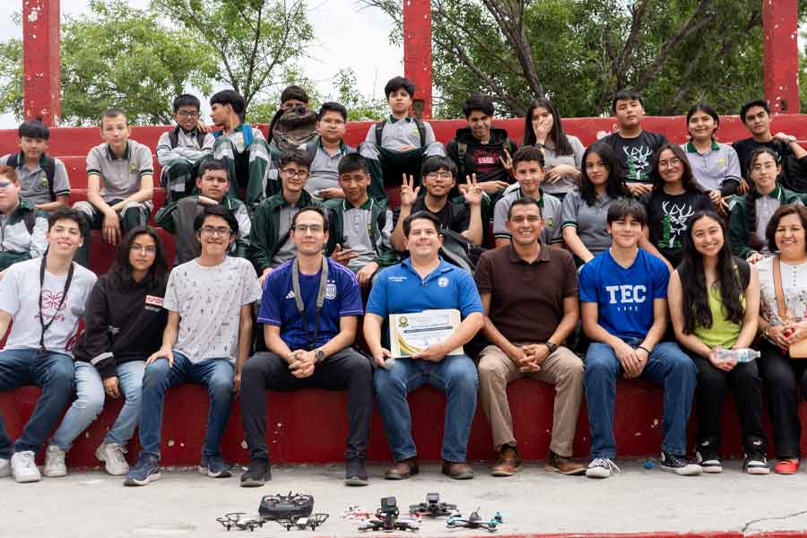 Estudiantes de la Secundaria General #6 participarón en taller de drones.