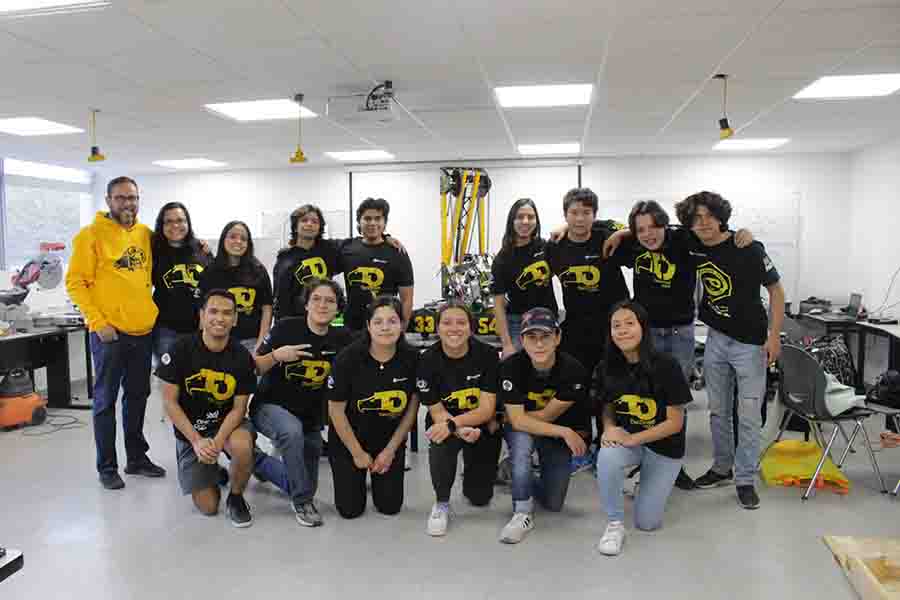 Estudiantes de Preparatoria del Tec de Monterrey campus Querétaro trabajando en su robot TecDroid