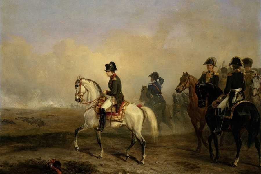 pintura al óleo de Napoleón Bonaparte sobre su caballo en medio de las guerras