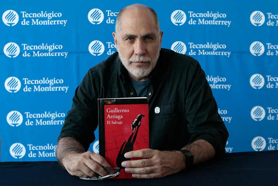 Guillermo Arriaga en la FIL, Feria Internacional del Libro de Monterrey.