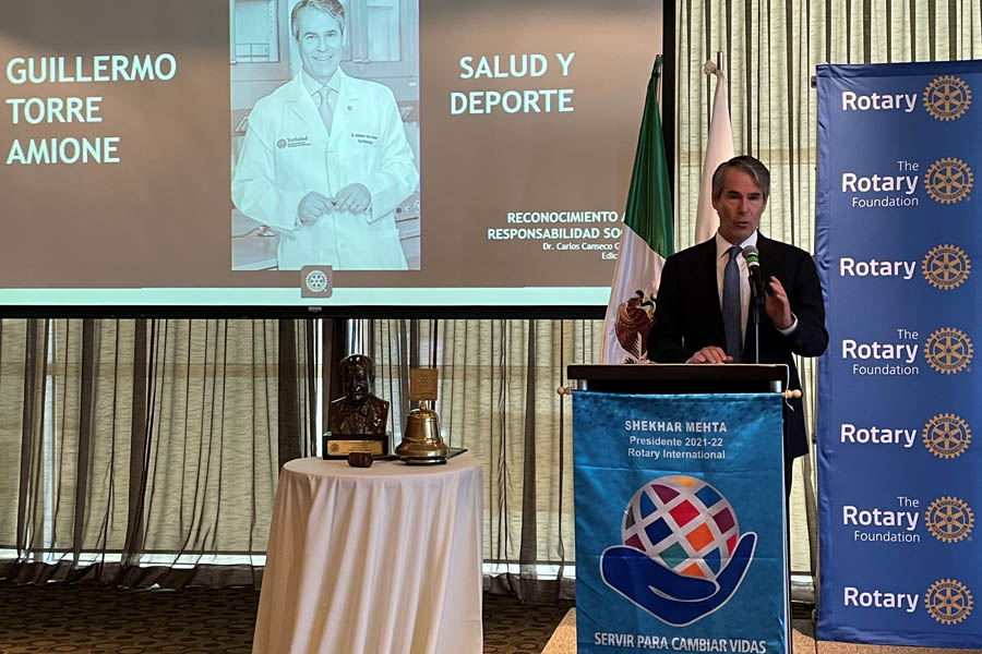 Guillermo Torre, rector de TecSalud, durante su discurso de agradecimiento.