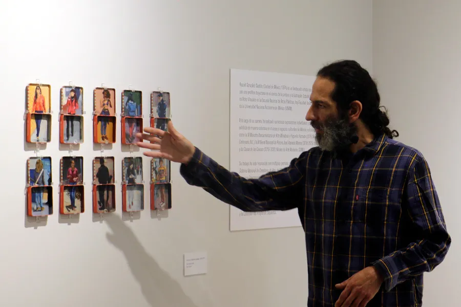 Hazael Gonzáles exponiendo la serie Situaciones aisladas en la galería de arte del Tec campus Estado de México.