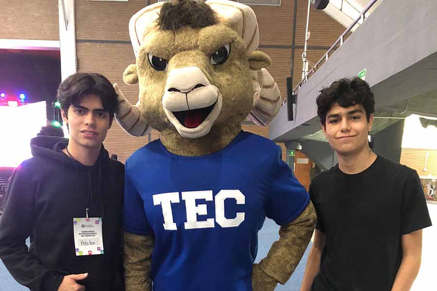 Héctor García, estudiante de preparatoria que recibió Beca al Talento Académico por parte del Tec, junto a Borrego Teus. 