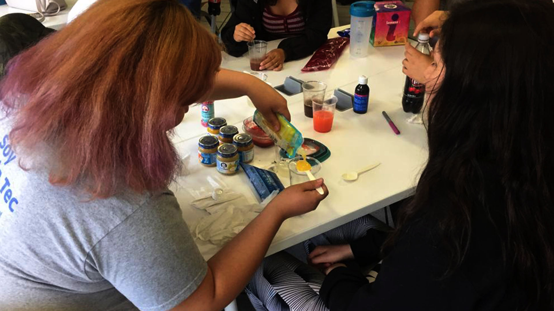 Alumnos preparan helado en Semana i con micro cápsulas en el Tec campus Toluca