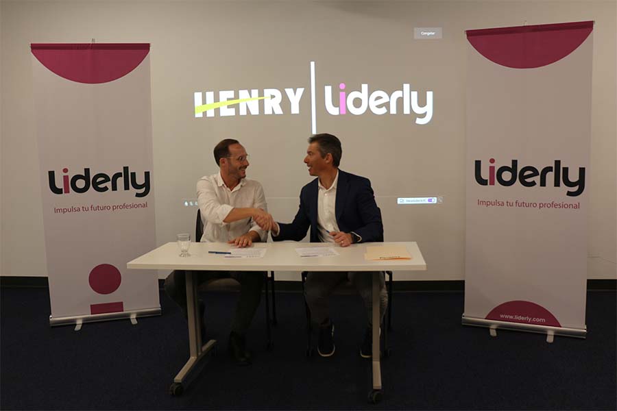 Firma del convenio con Henry