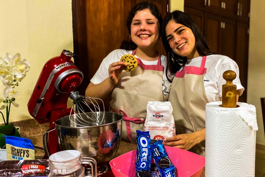 Hermanas Cristina y Valeria Reyna cocinando para Queensis