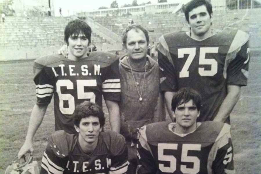 Hermanos Familiar junto al coach Barry Copenhaver.