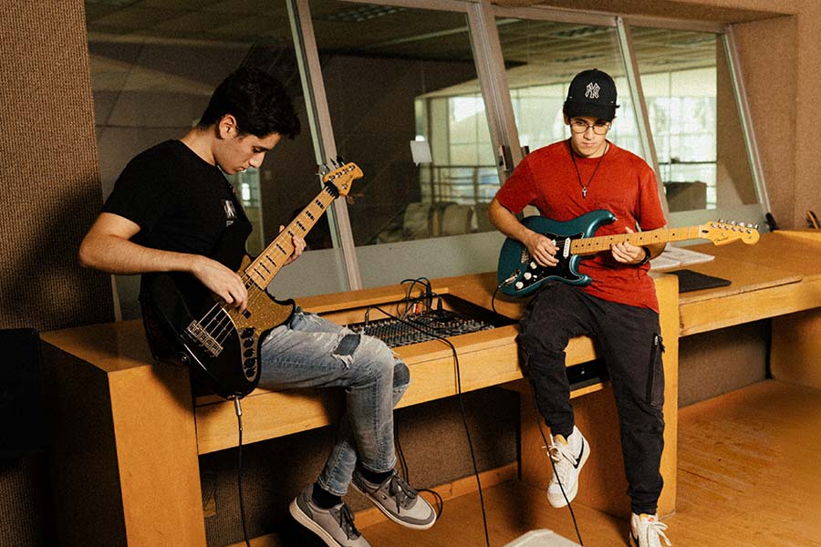 Dos hermanos viven experiencia musical con guitarra y bajo en el Tec de Monterrey