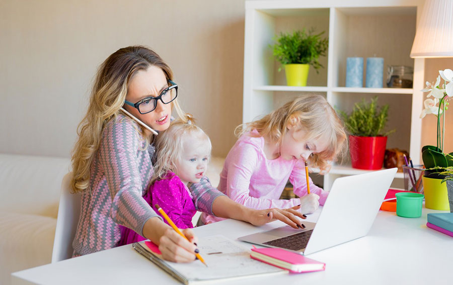 hijas-mama-trabajando