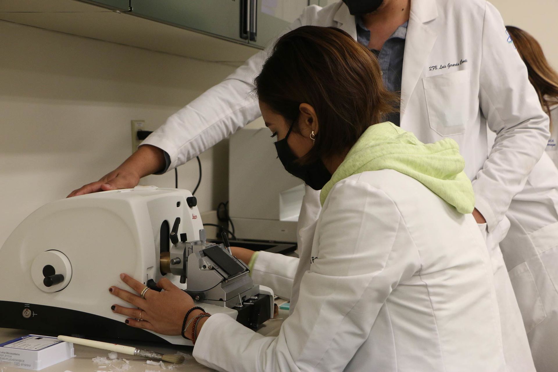 Alumnos aprenden de histopatología para investigar, en el marco de la Semana de innovación del Tec Guadalajara.