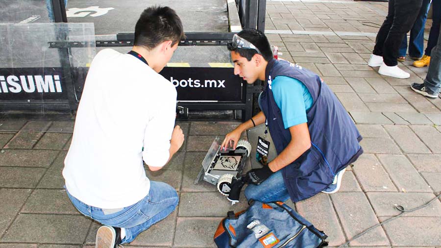 Omar trabajando sobre un robot