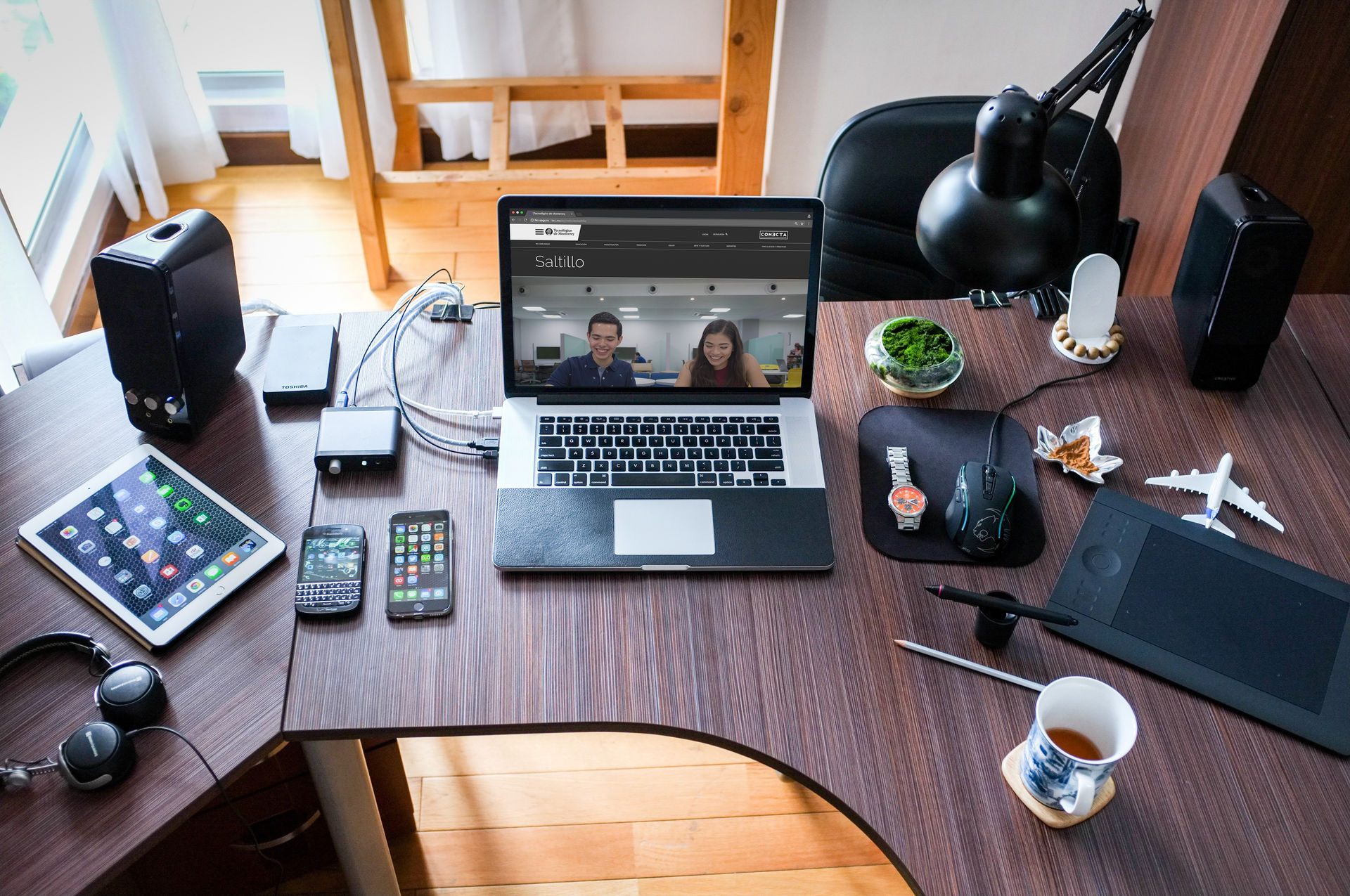 Dispositivos en una mesa de trabajo