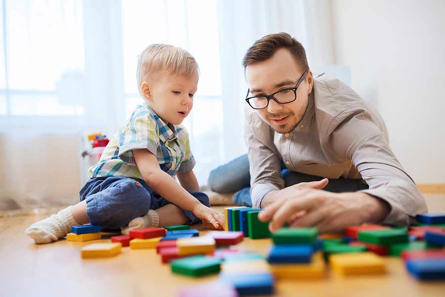 Padre jugando con su hijo con tablillas de madera