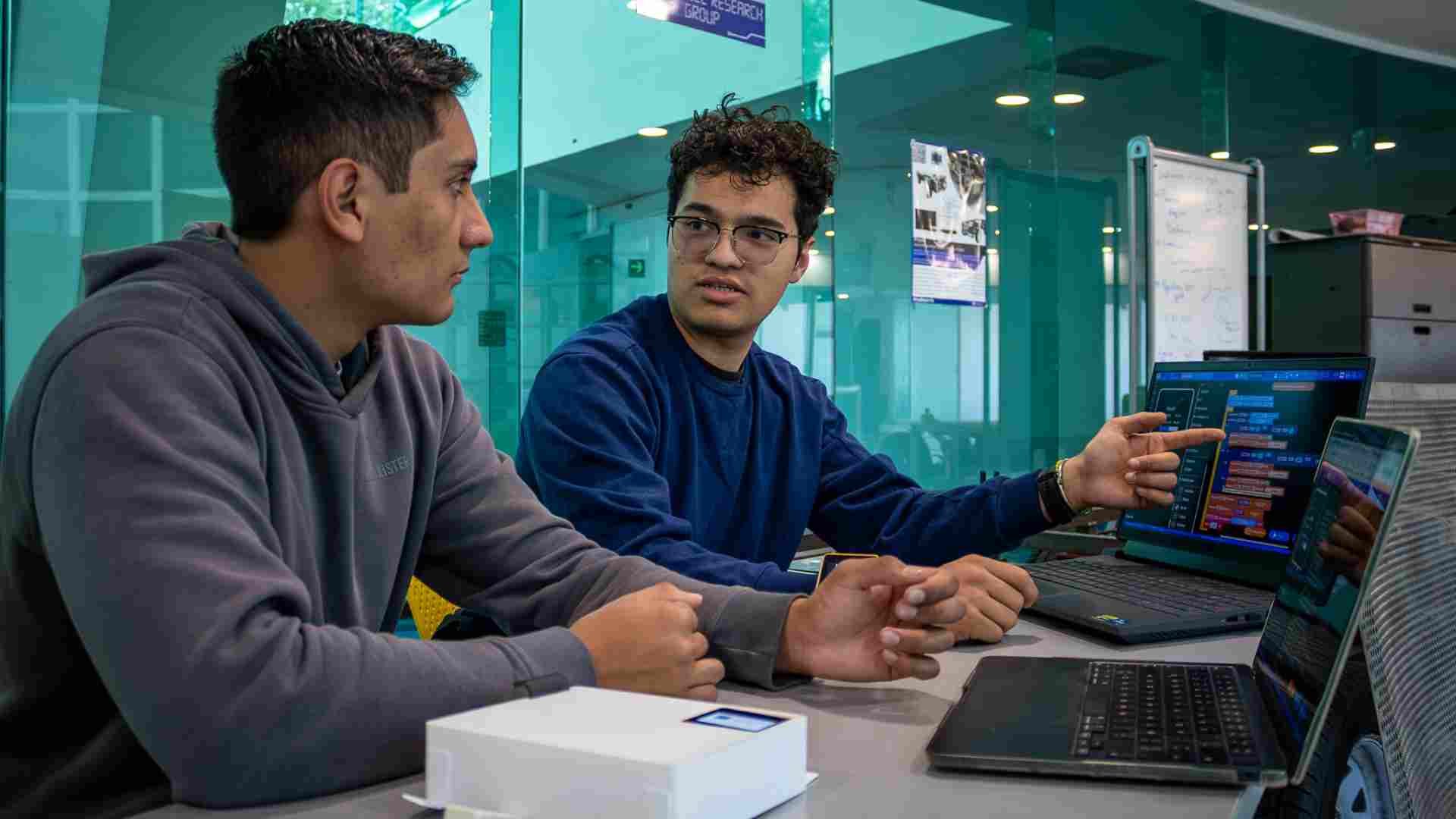 El equipo PRISMA desarrolló un sistema que usa inteligencia artificial y sensores para mejorar la seguridad en entornos industriales