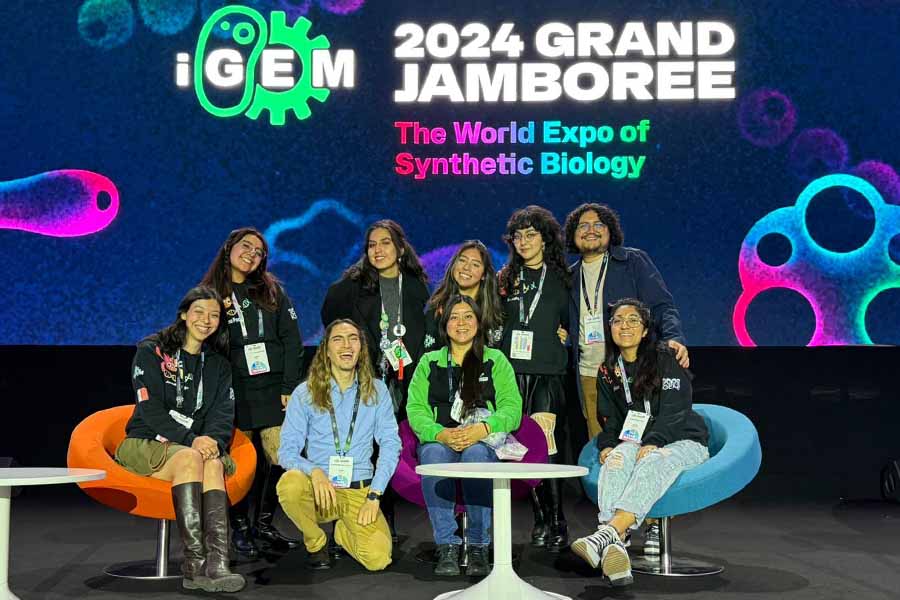 Estudiantes de biotecnología del Tec en Estado de México durante la competencia iGEM 2024.