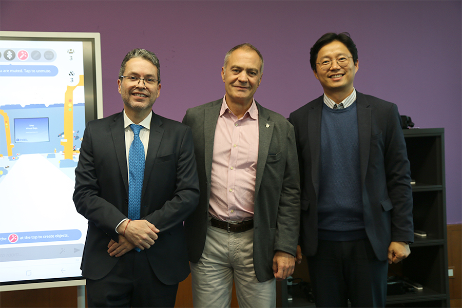 Armando Villanueva y Daniel Chung de Samsung Electronics México e Ignacio de la Vega del Tecnológico de Monterrey