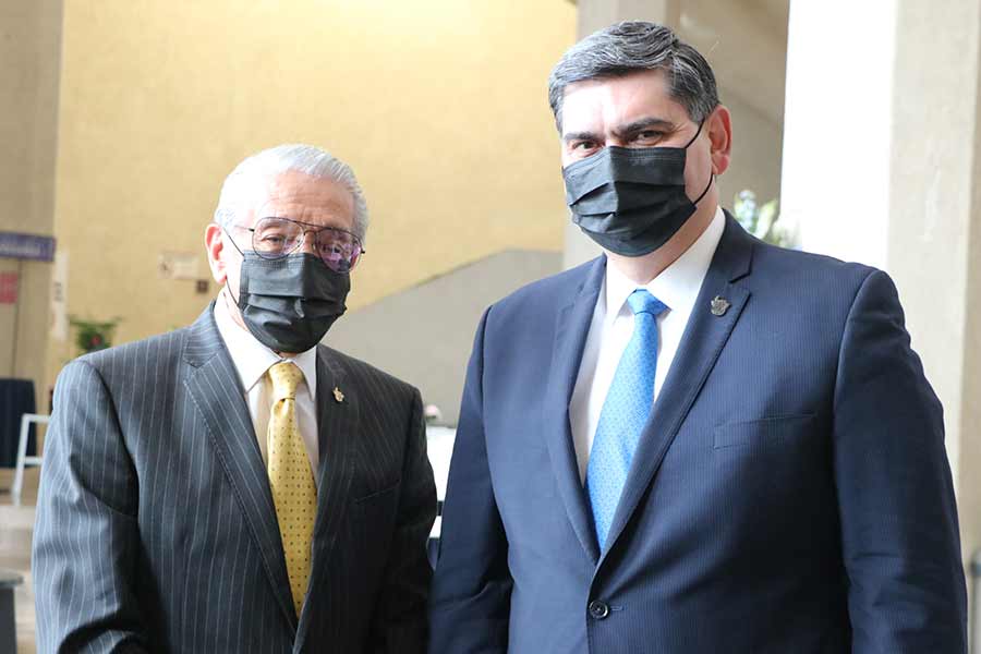 El profesor Ignacio Hernández, fue uno de los reconocidos en la ceremonia por su lealtad en el Tec durante 45 años; en la foto está junto a David Garza, rector y presidente del Tec de Monterrey.