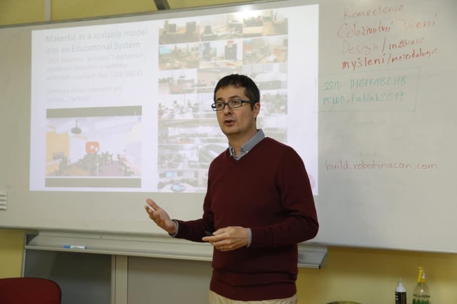 Profesor Jorge Sanabria durante su visita en República Checa