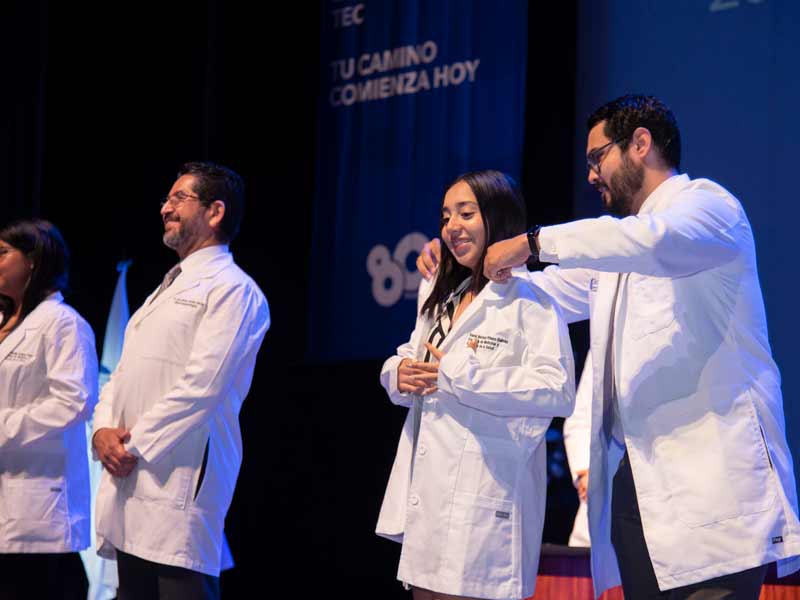 Momento de la imposición del emblemático saco blanco.