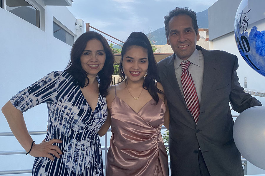 Alumna Karla Borda con su familia