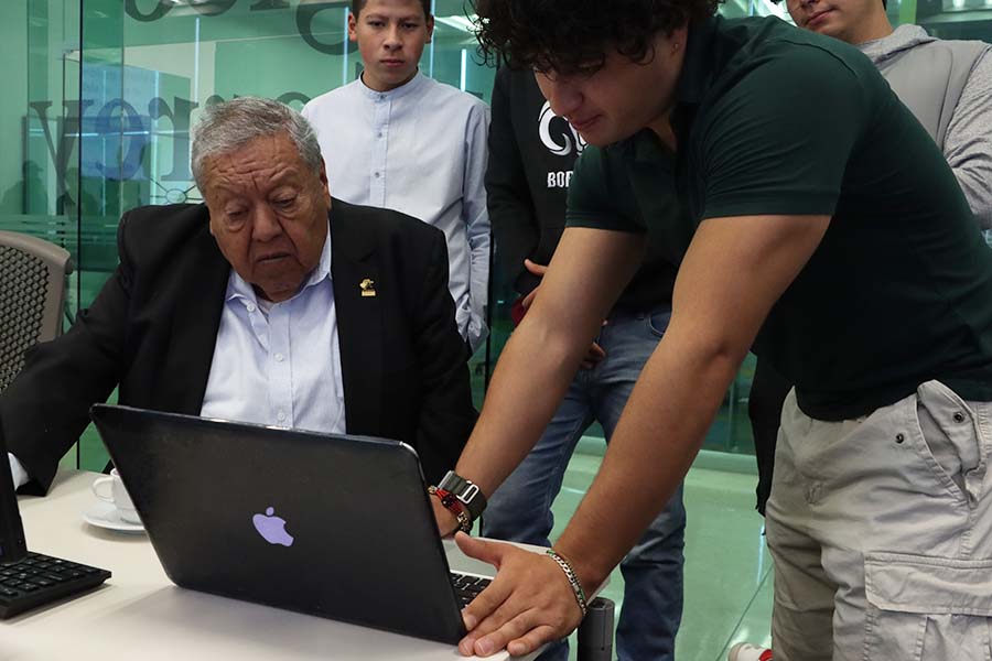 Consejero BanBajío dando retroalimentación sobre las guías financieras. 