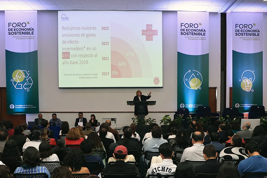 Inés Saénz Negrete, vicepresidenta de Inclusión, Impacto Social y Sostenibilidad en el Tecnológico de Monterrey durante su conferencia magistral.