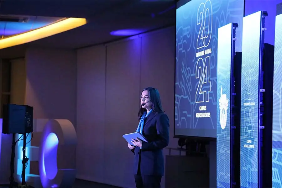 Vanessa Hernández presentando en el Informe Anual