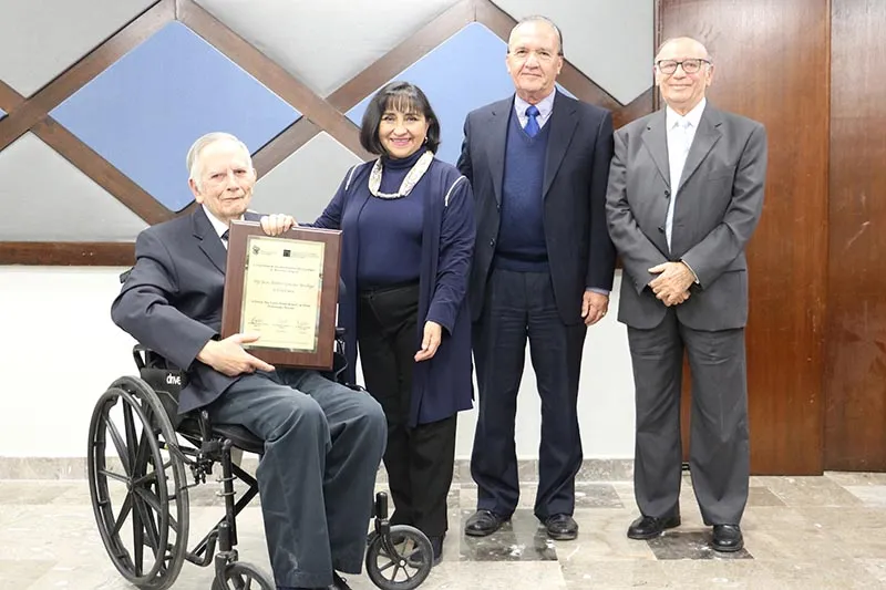 Ingeniero González Arechida recibiendo presea Asociación de Maestros Eméritos