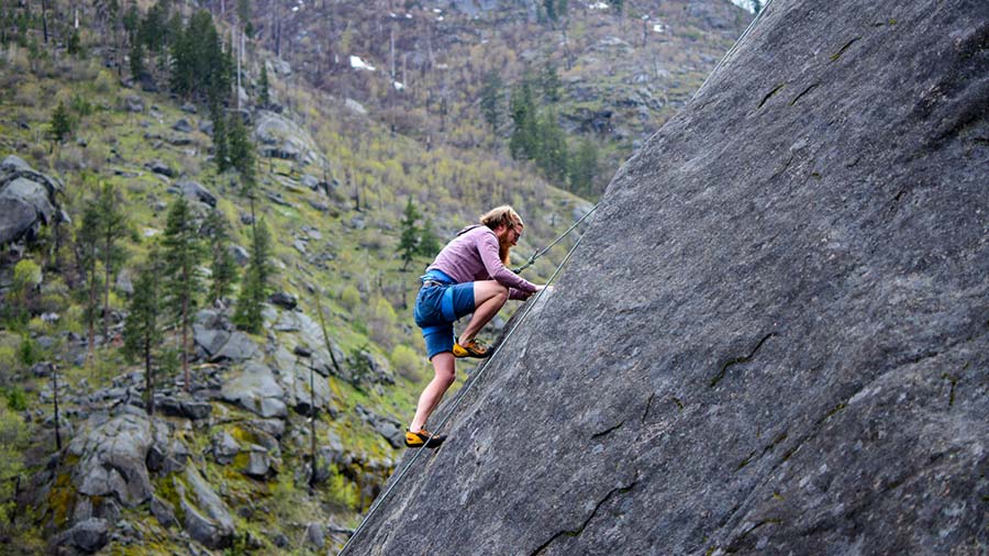 joven escalando una montaña