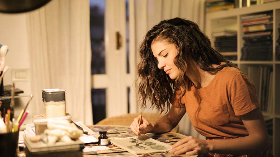 joven pintando sonriendo