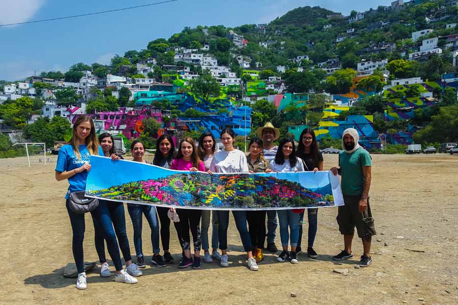 El mural COLOSAL fue realizado por vecinos y voluntarios en conjunto con el Colectivo Tomate.