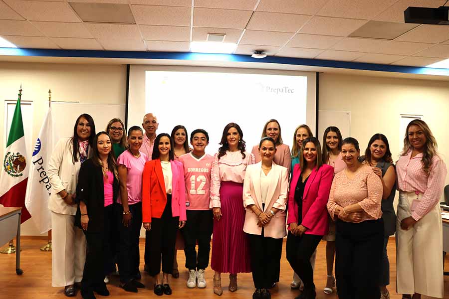 Integrantes de PrepaTec Monterrey y Cruz Rosa en el marco de la Semana Rosa de PrepaTec.