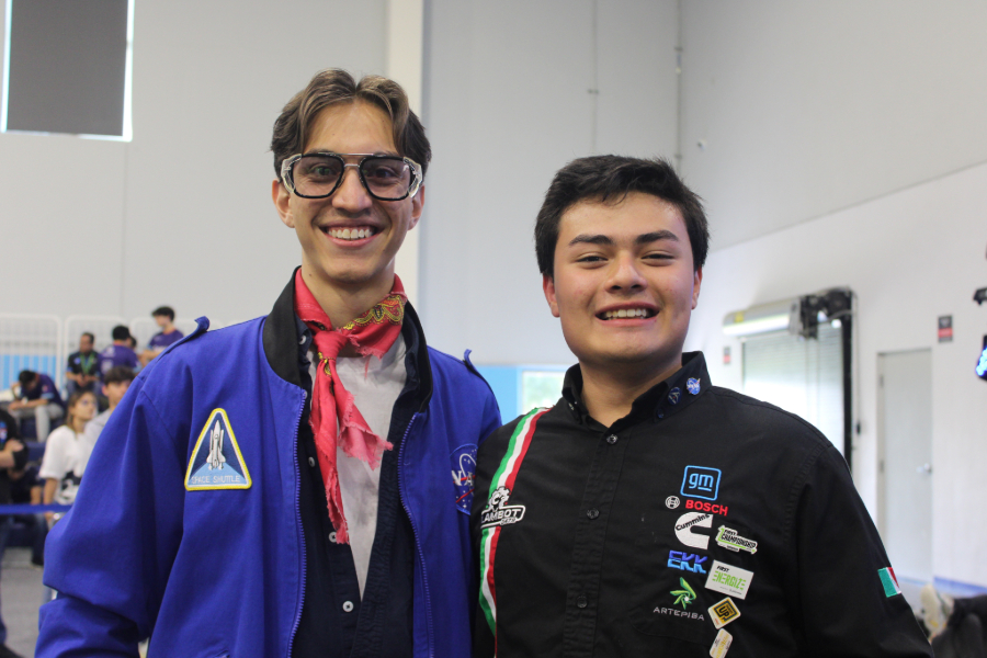 Integrantes de Lambot, equipo de robótica de PrepaTec San Luis Potosí, sonriendo en la competencia