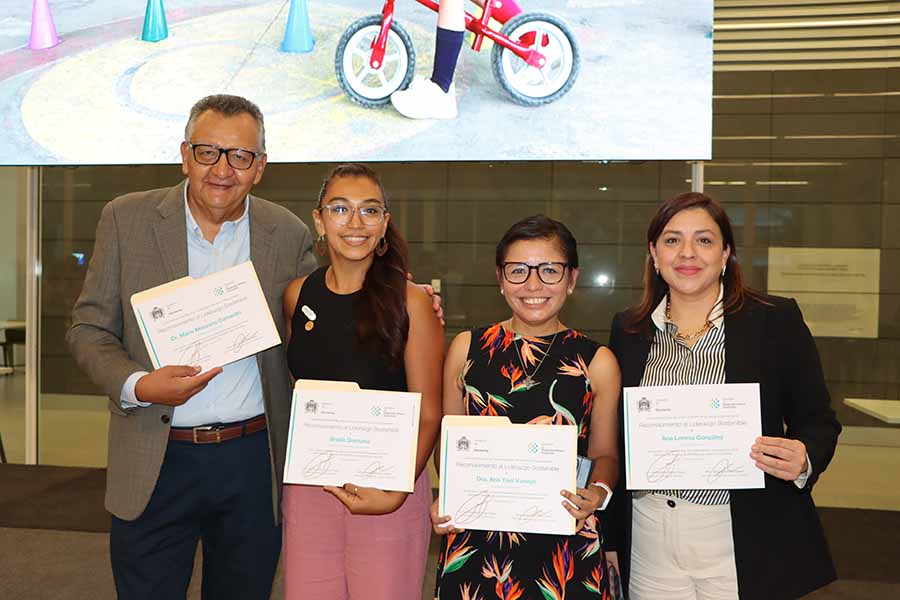 Mario Manzano, Sheila Quintana, Ana Yael Vanoye y Ana Lorena González recibieron el Reconocimiento Liderazgo Sostenible.