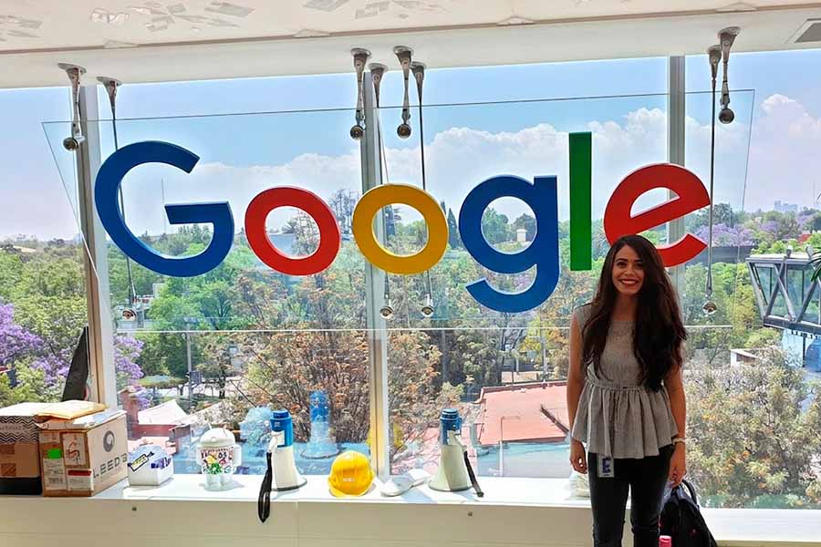 Ana en las instalaciones de la empresa