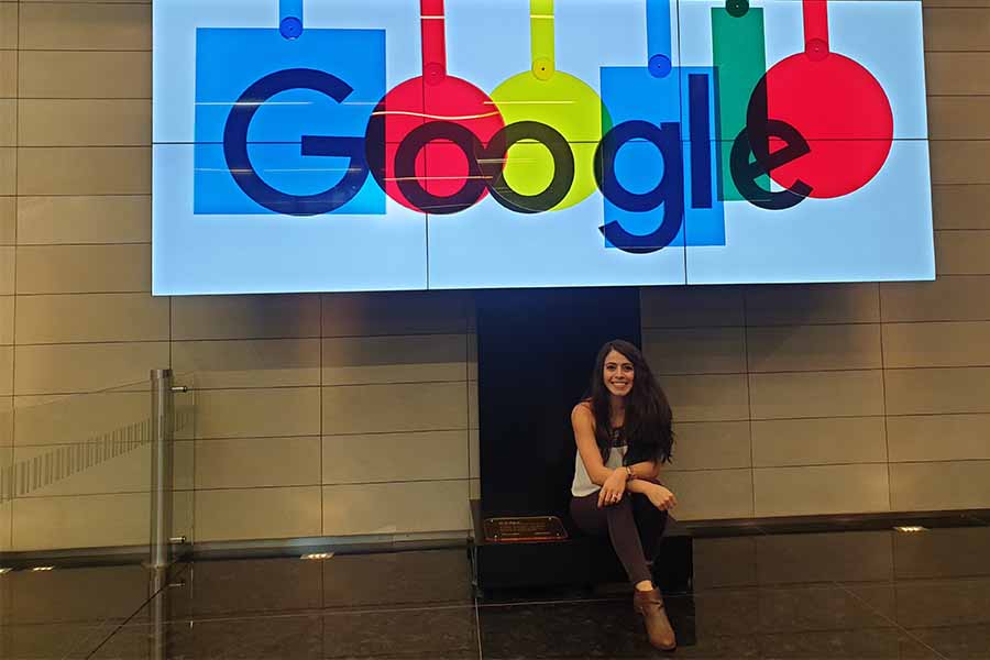 Ana Esqueda en las oficinas de Google