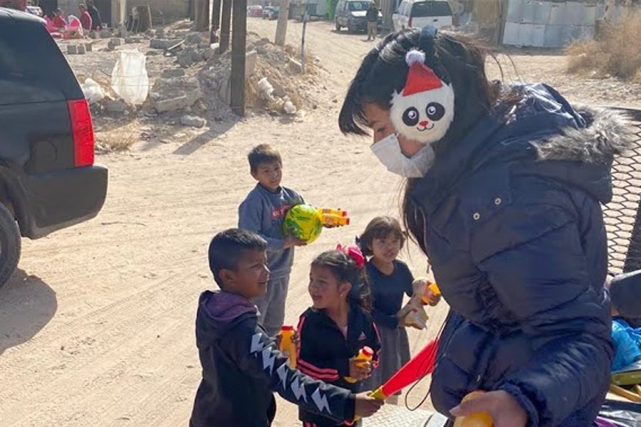 Niños recibiendo sus juguetes y juguitos.